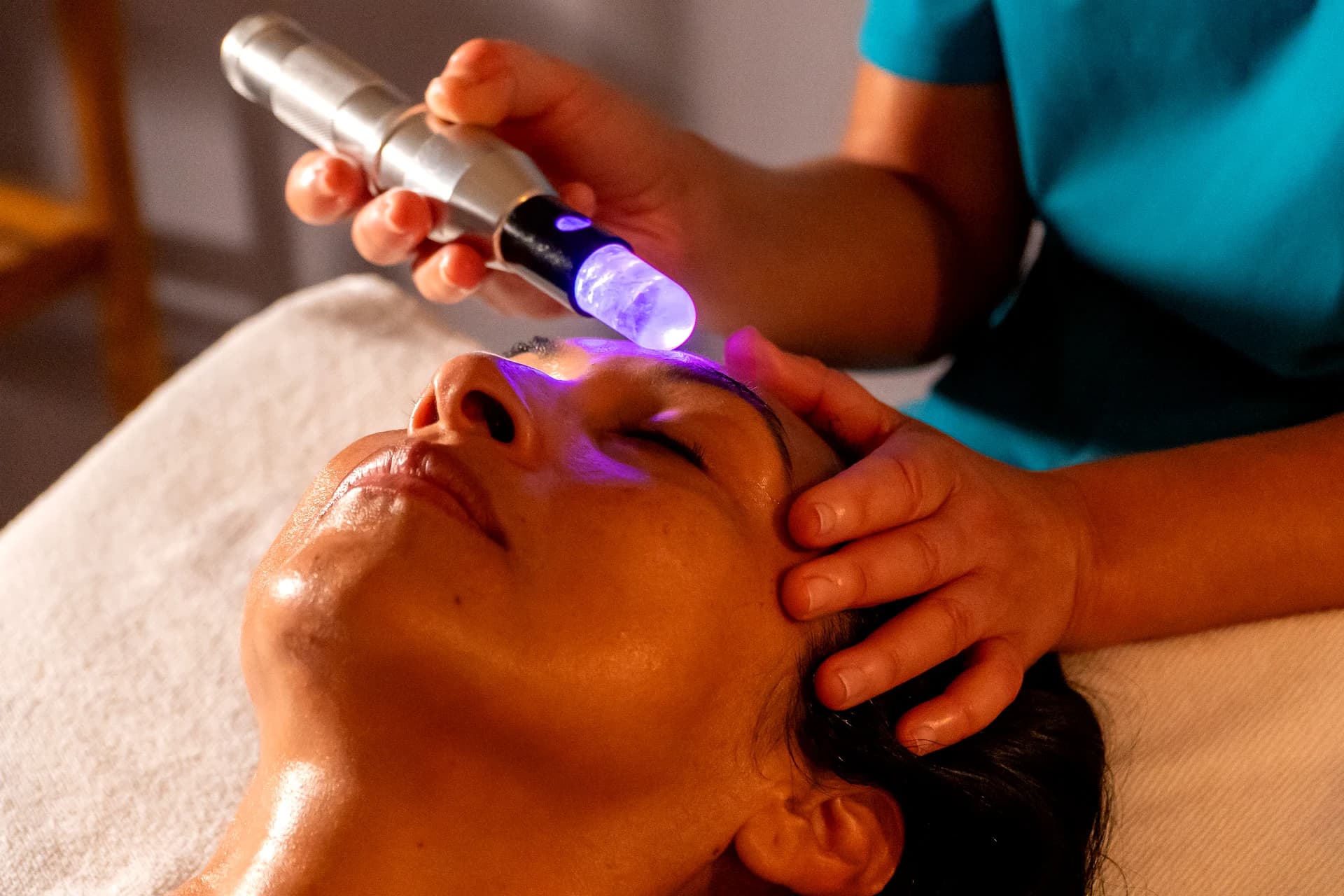 Tratamiento facial con cromoterapia en Shen Natur