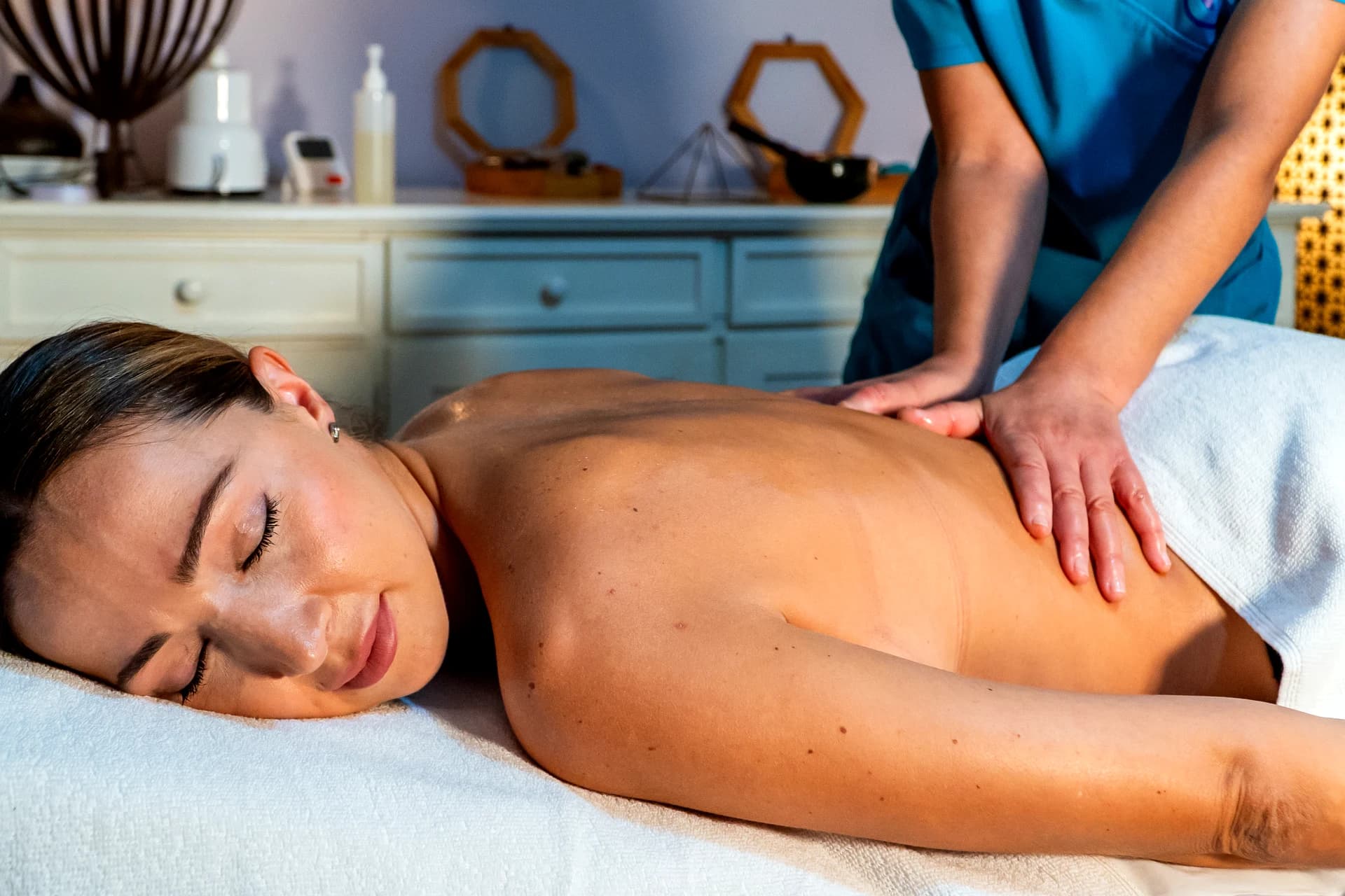 Masaje relajante de hombros y espalda en la cabina de Shen Natur